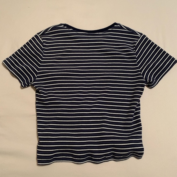 Brandy Melville Cropped T-Shirt - Picture 2 of 3